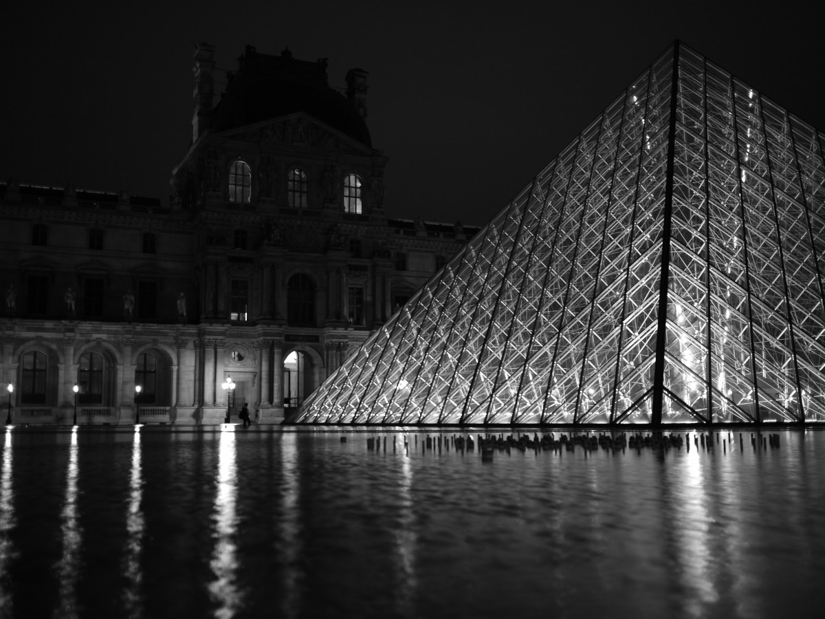 Pyramide_louvre_by_night