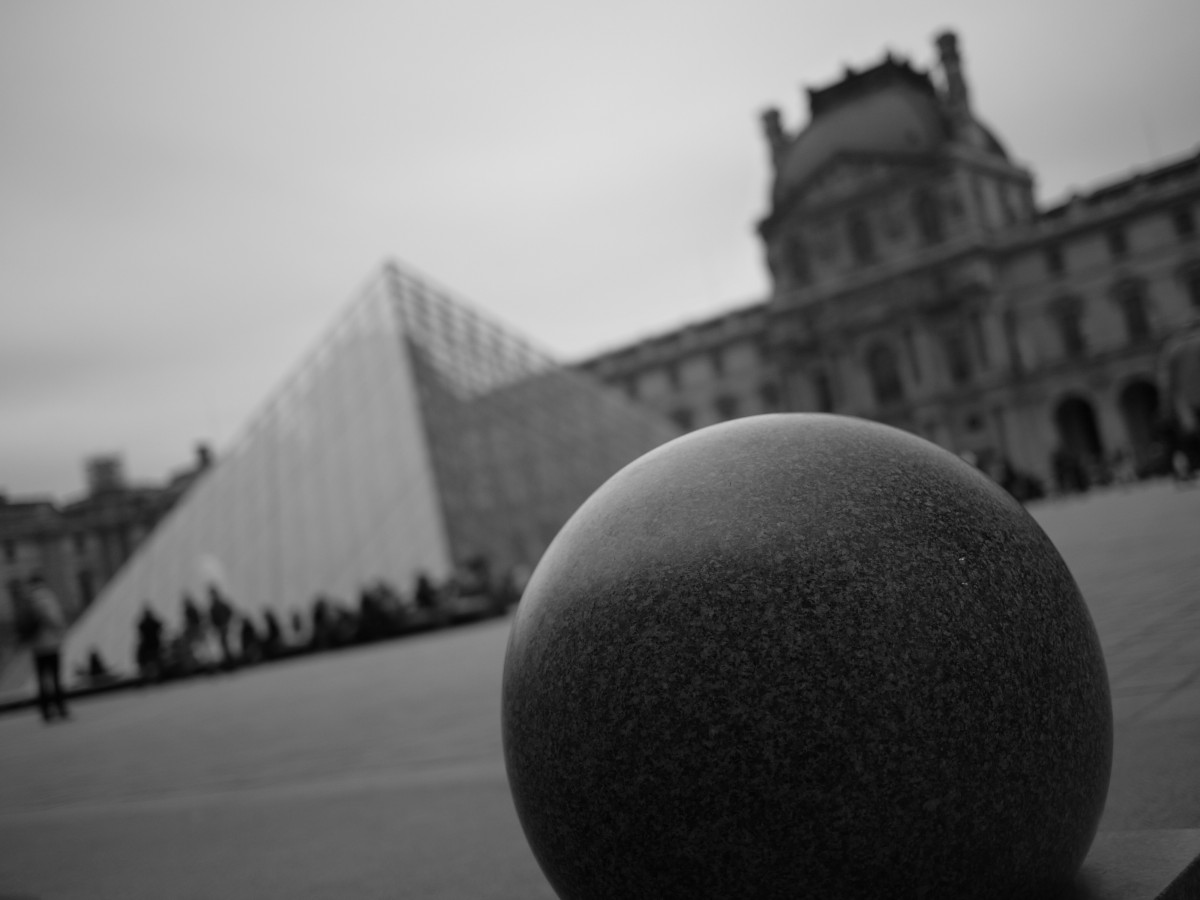 pyramide_louvre_ball